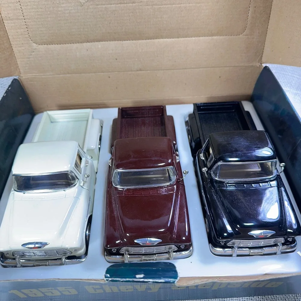 Superior 1955 Chevy 3100 Stepside 1:24 Diecast Truck Lot of 3 w/ Display READ